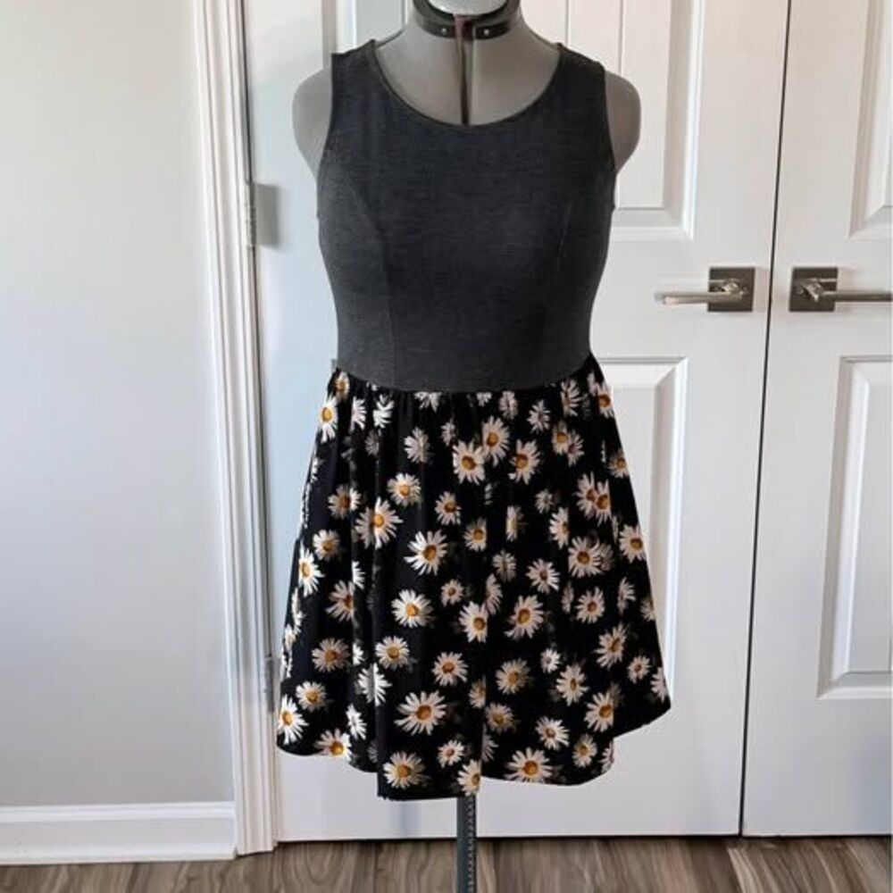 Xhilaration Large Sleeveless Daisy Print Dress